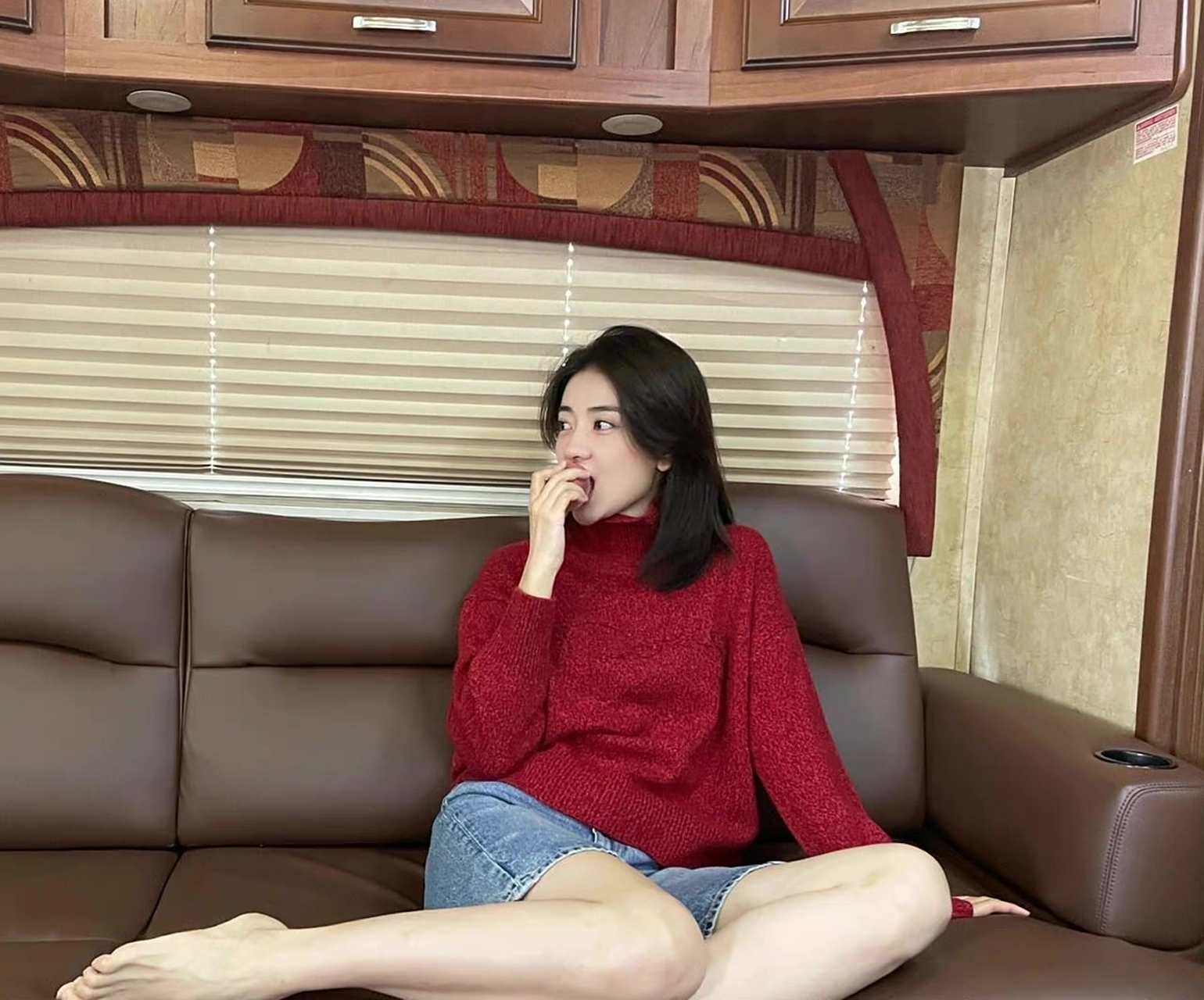 梁洁今日更新日常一则,身穿复古暗红色高领毛衣搭配牛仔中裤,全身绒绒