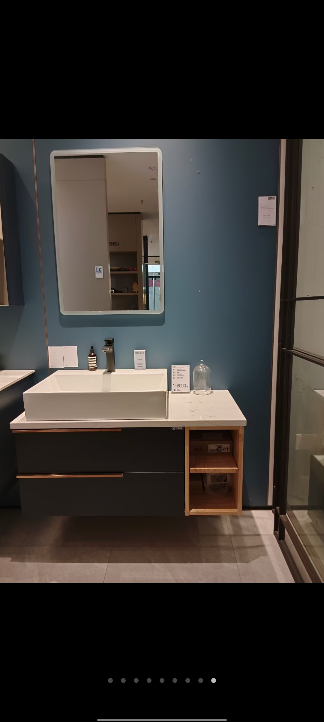 蓝色的墙壁,像是海洋的拥抱,给人无尽的宁静与舒适