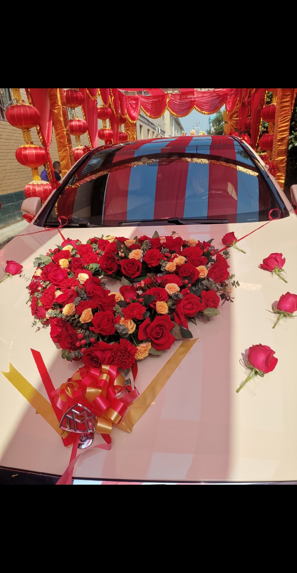 车盖上装饰着红玫瑰花,简直就是爱情的最佳象征!