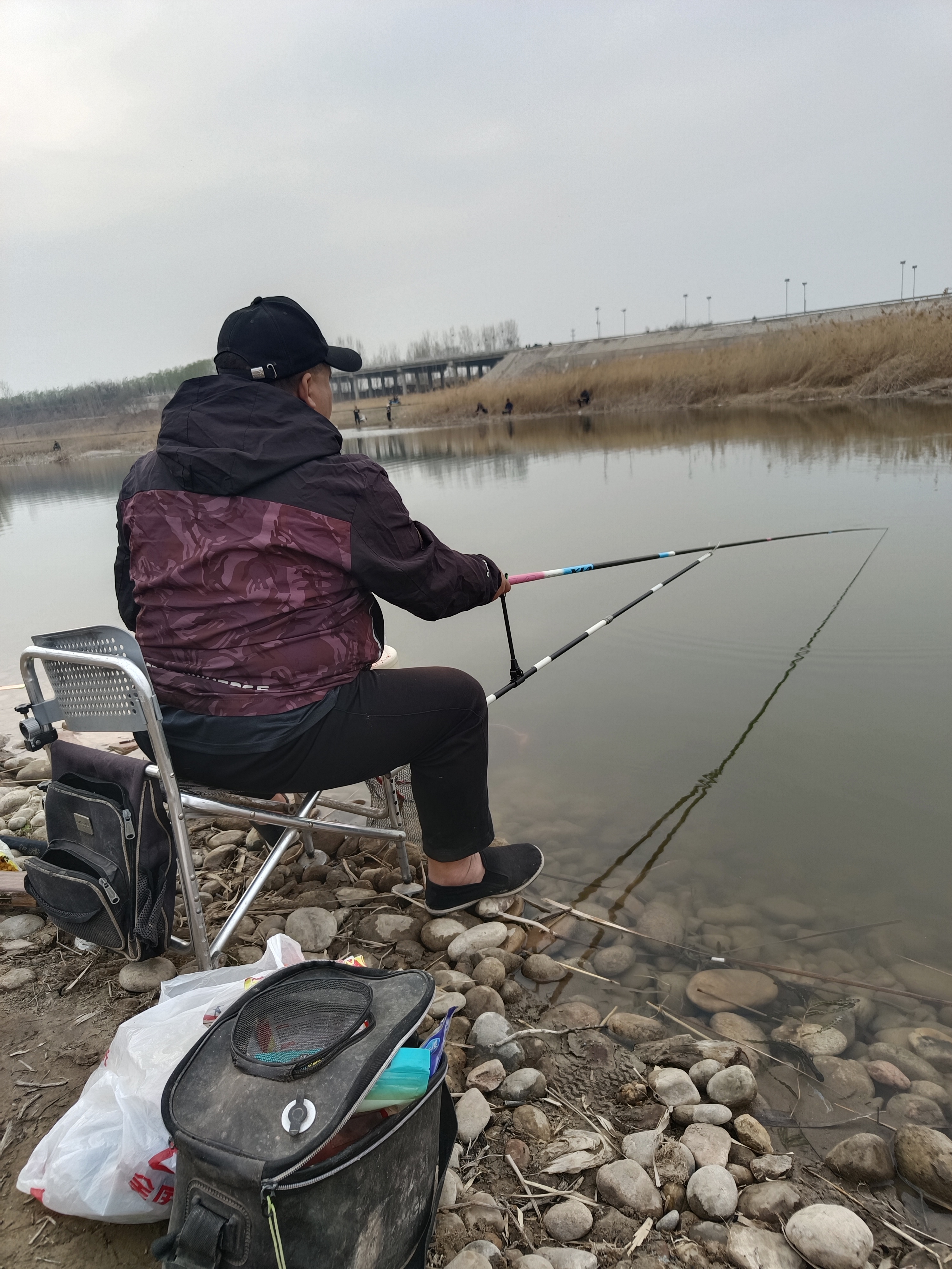 此时正在滹沱河灵寿段,河边有很多人露营,钓鱼