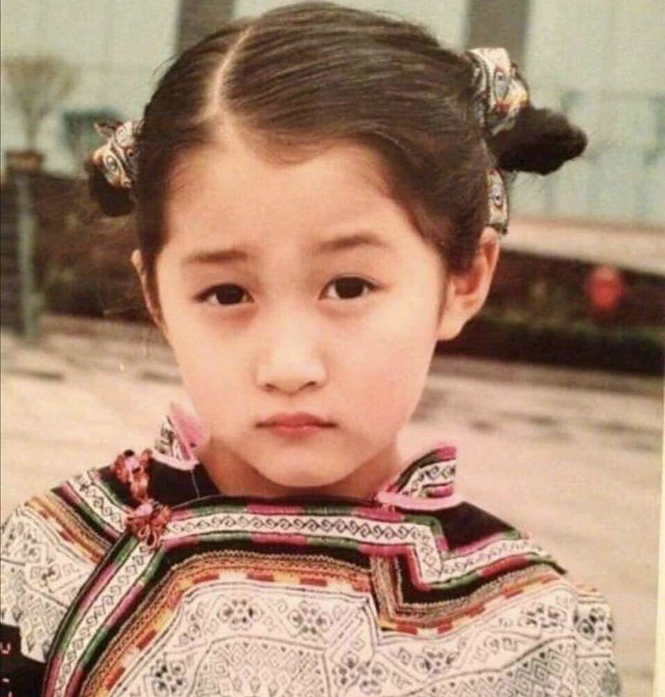 来看看各明星小时候的照片,感觉杨幂小时候真是让人眼前一亮的美!