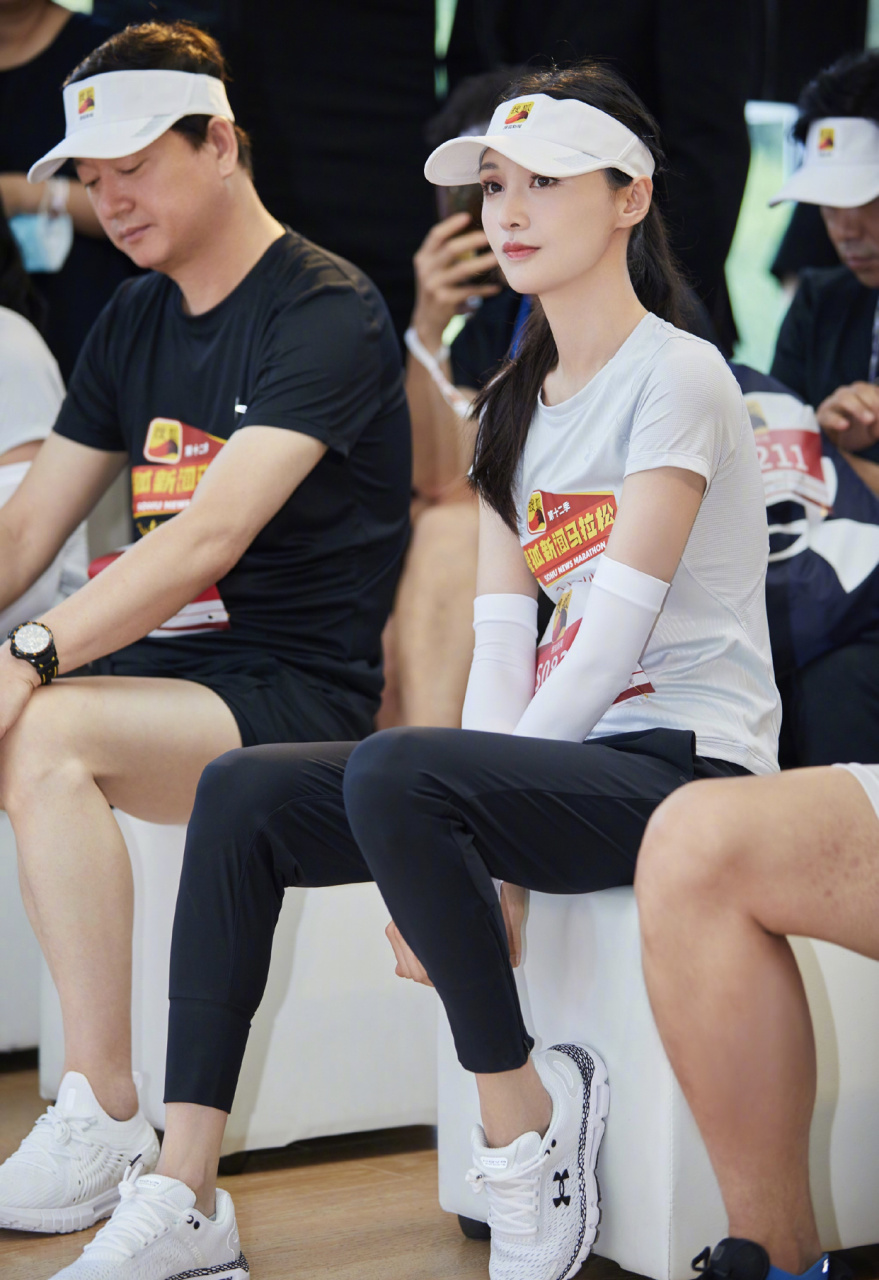 郑爽出演《花千骨》被一些粉丝抵制,原因是签这个本子的是父母签的