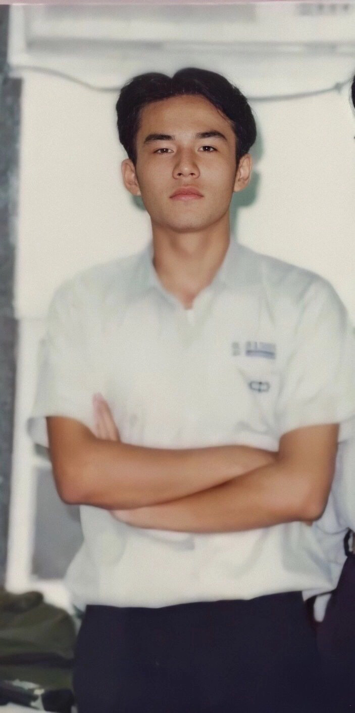 初中时期的周杰伦,看过这张照片的应该不多吧!居然有种小李子既视感.