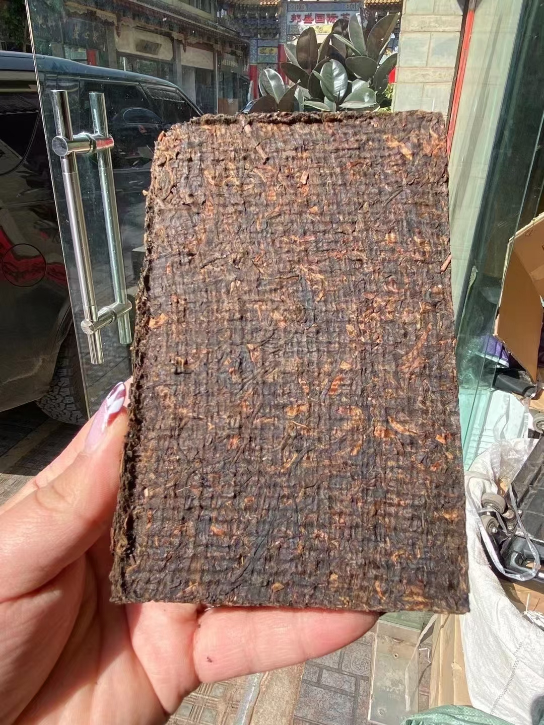 2001年云南砖茶 250克一片,一包4片 纸箱上都是岁月留下的痕迹,非常老