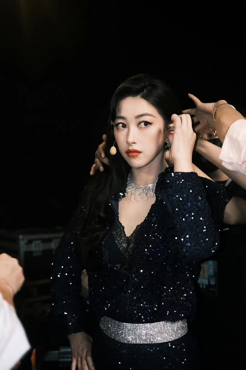 1,雷佳音下一部古装剧那个戏份很重的男配,许凯接触了那个角色.