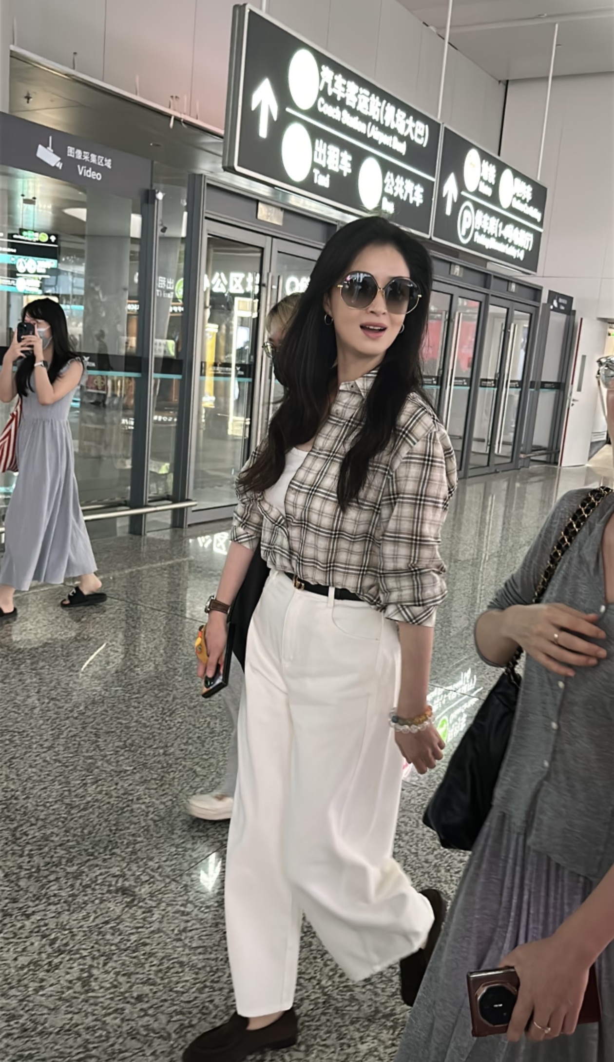 42岁蒋欣现身杭州机场,瘦了20斤就是美啊!