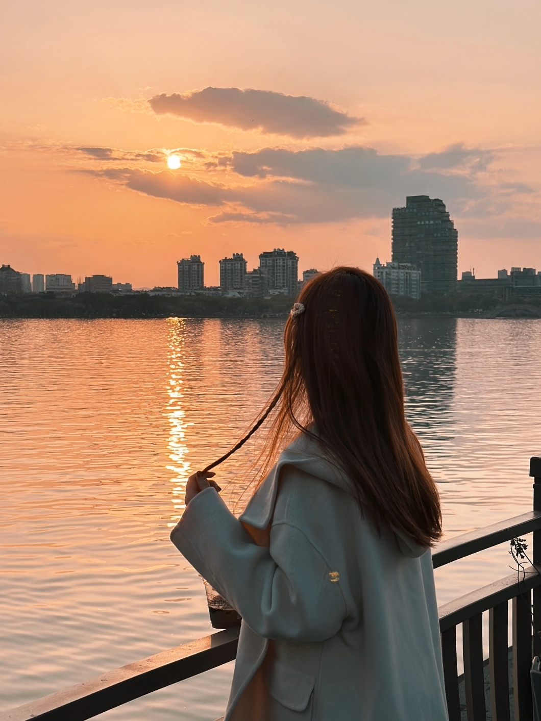 黄昏背影女图情感类图片大全每个在深夜溃堤又在天亮前自我修复的女性