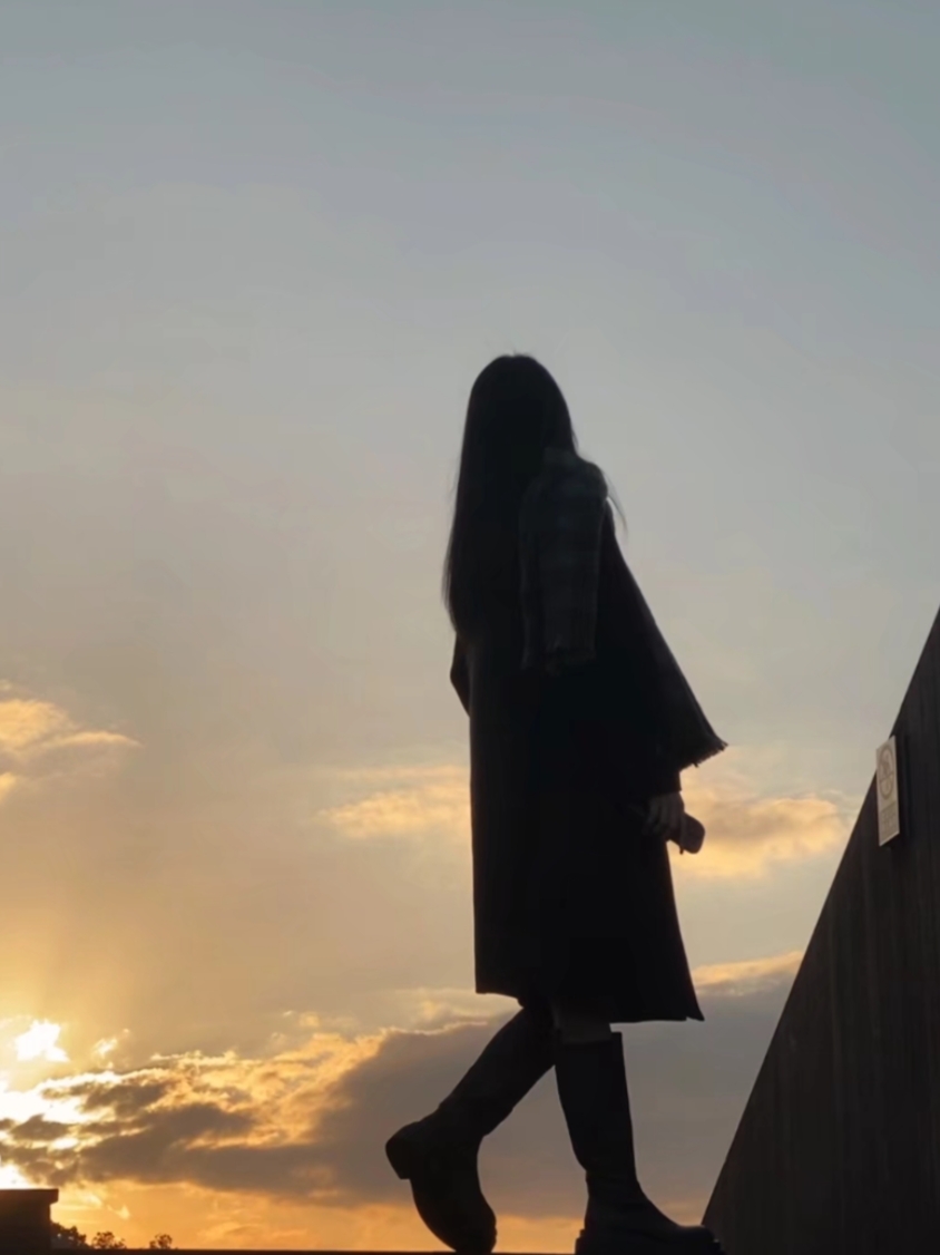 背影网图女背影的照片好看的拽姐背影图片努力背影女人生路坎坎坷坷