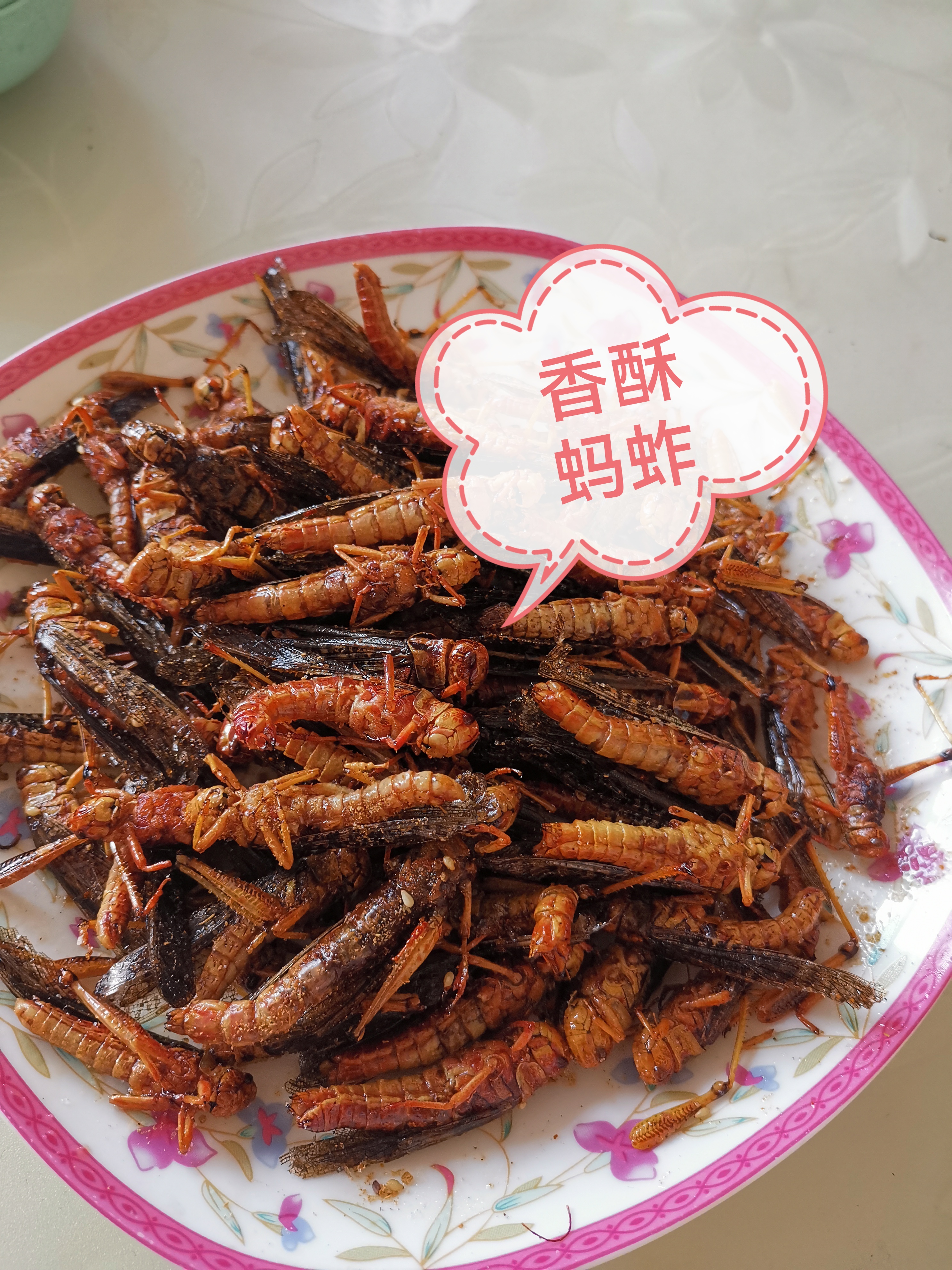 油炸蚂蚱,纯绿色高蛋白,老少皆宜,也是餐桌上一道很好的美味