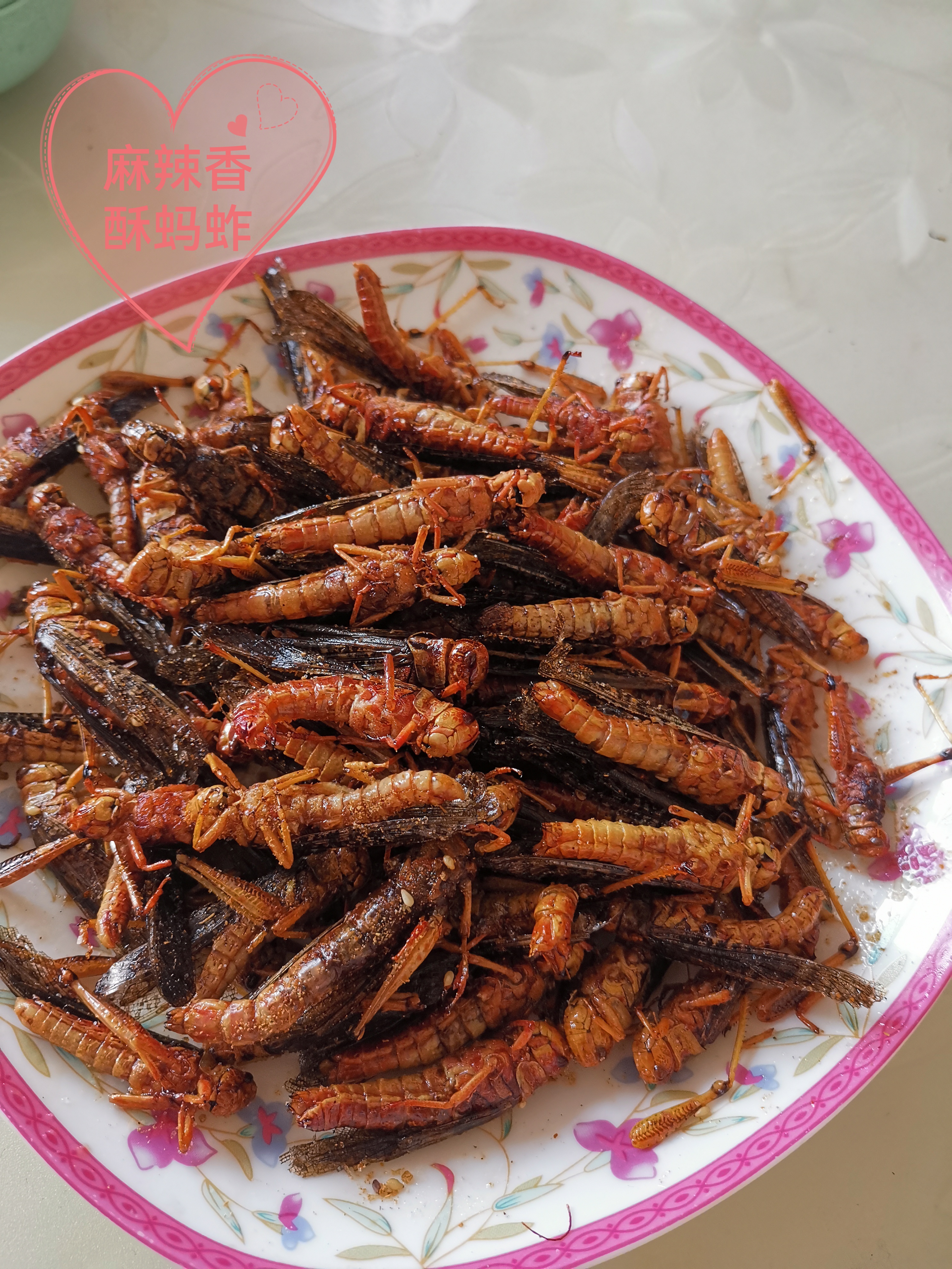 油炸蚂蚱,纯绿色高蛋白,老少皆宜,也是餐桌上一道很好的美味