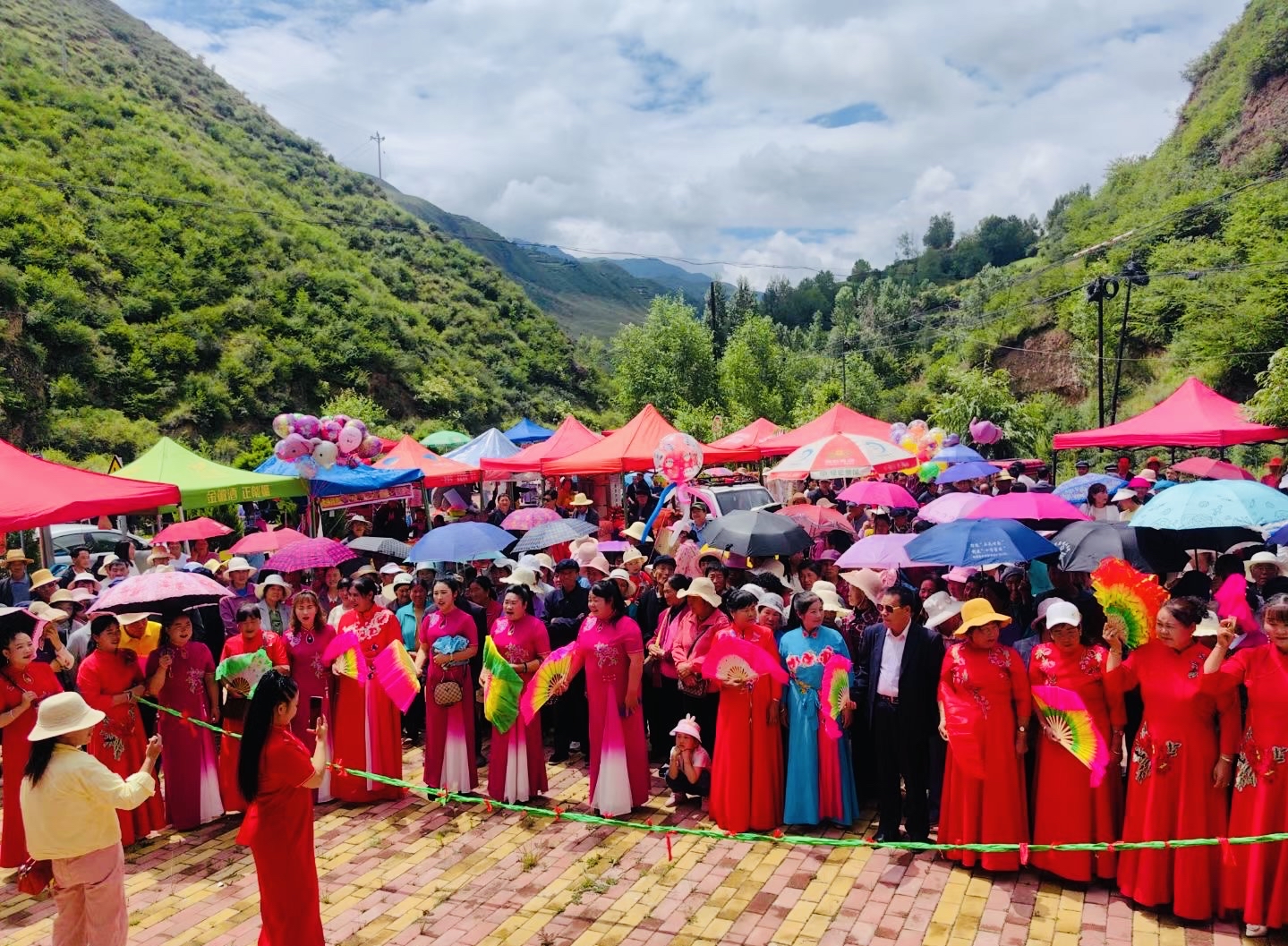 甘肃莲花山花儿会图片