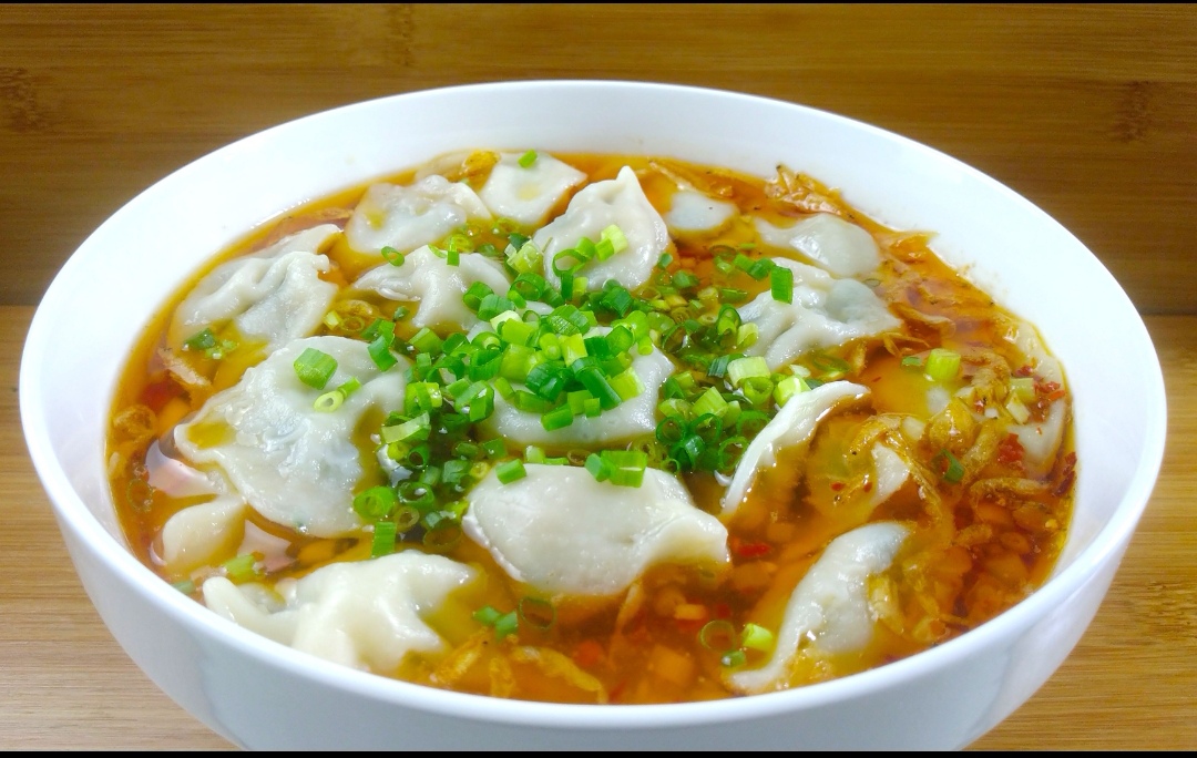 水饺是舌尖上的美味,舀起一个水饺放入口中,薄而有嚼劲的面皮瞬间破裂