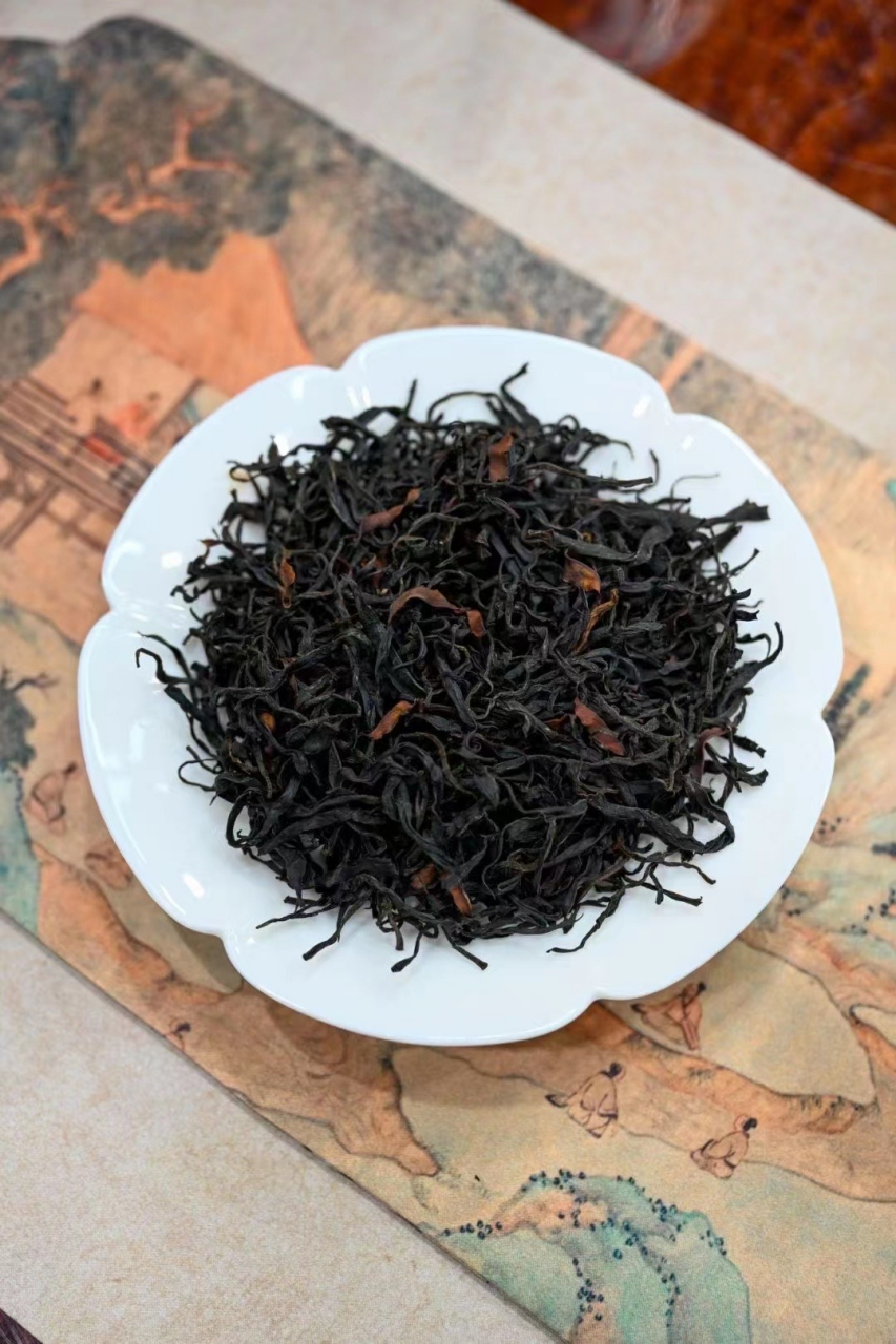 【古树红茶】外形条索壮实,紧结,香气多以蜜香,花香为主,滋味醇厚回甘