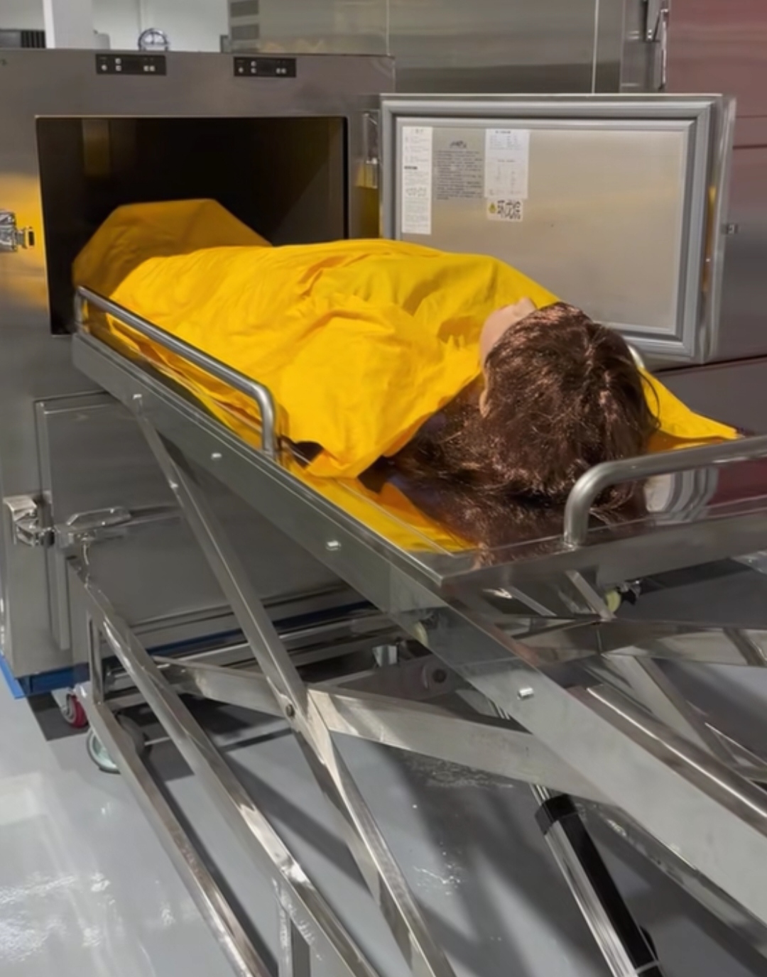 我在停尸房干了一年,挣了35万左右,把所有外债都还完后,现在辞职游山