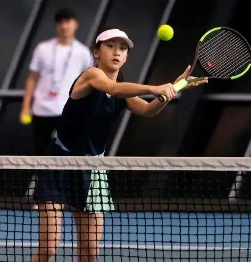 田亮女儿田雨橙从 7 岁就开始投身于网球训练,如今 16 岁的她,在网球