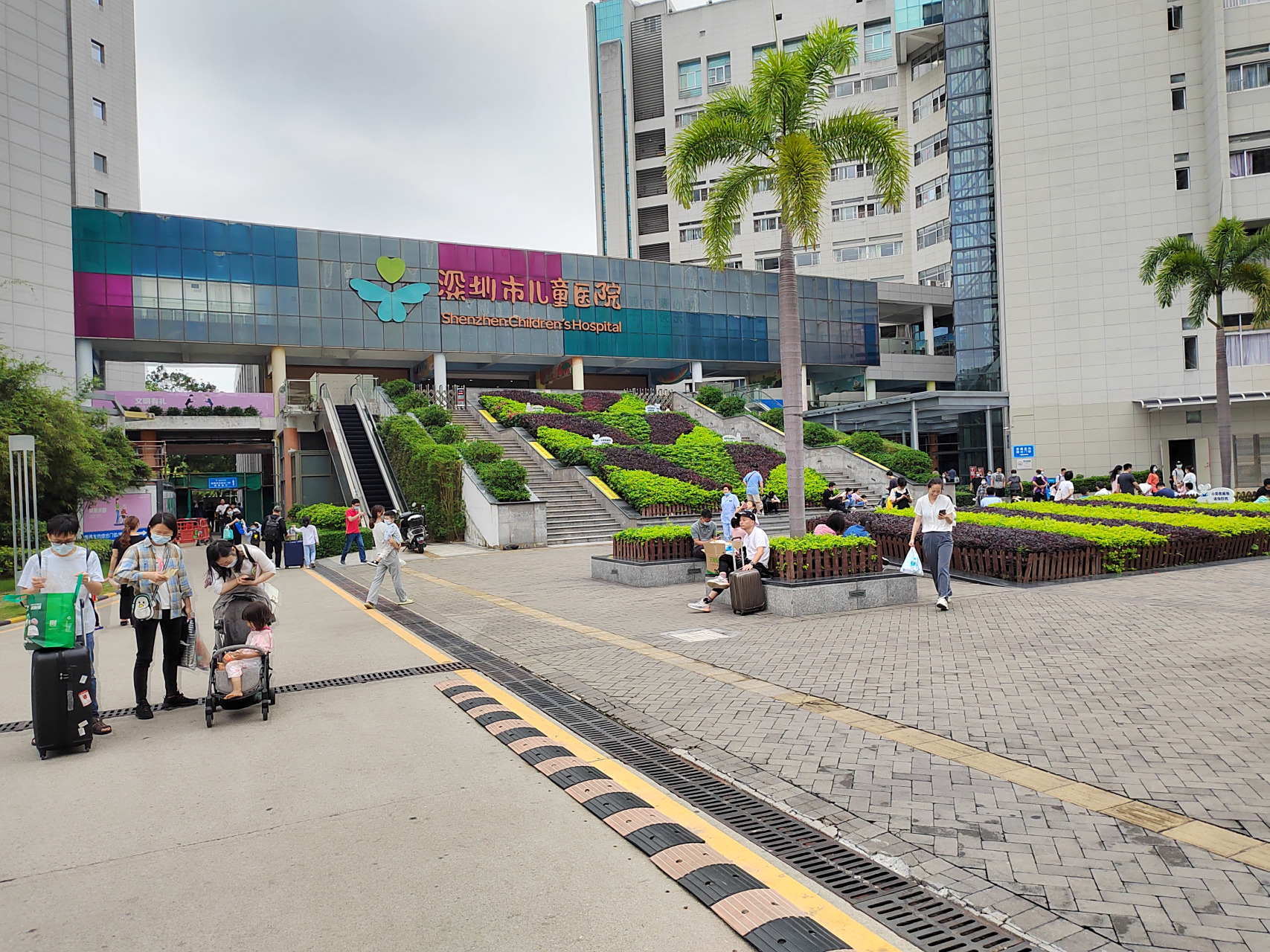 利用休息时间到国内知名儿童专科深圳市儿童医院门诊病区现场查看