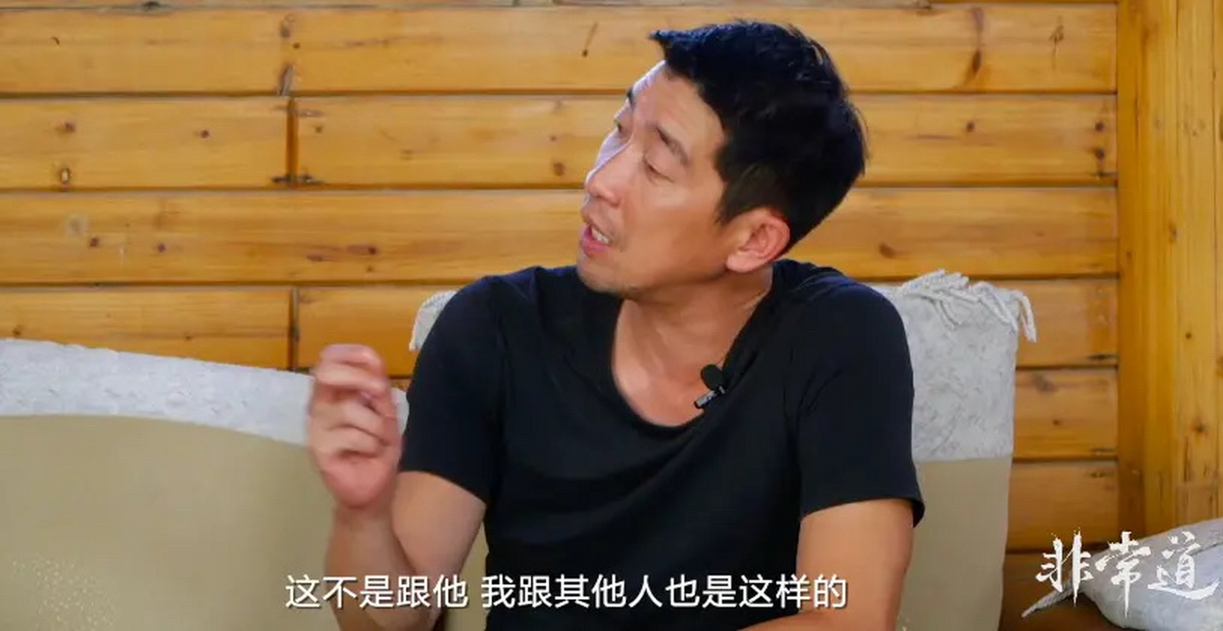 有一次采访中,鹿晗被cue到,主持人问王千源:"如何看待外界对于自己和