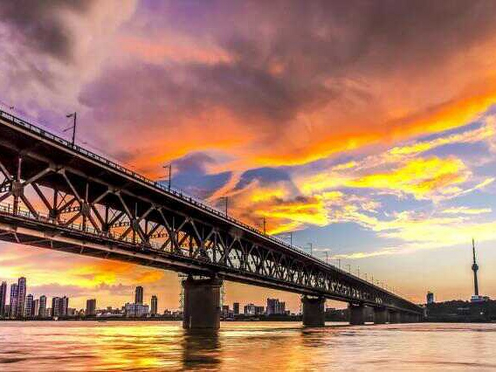 在夕阳下,武汉长江大桥仿佛披上了一件金黄的纱衣,显得格外美丽