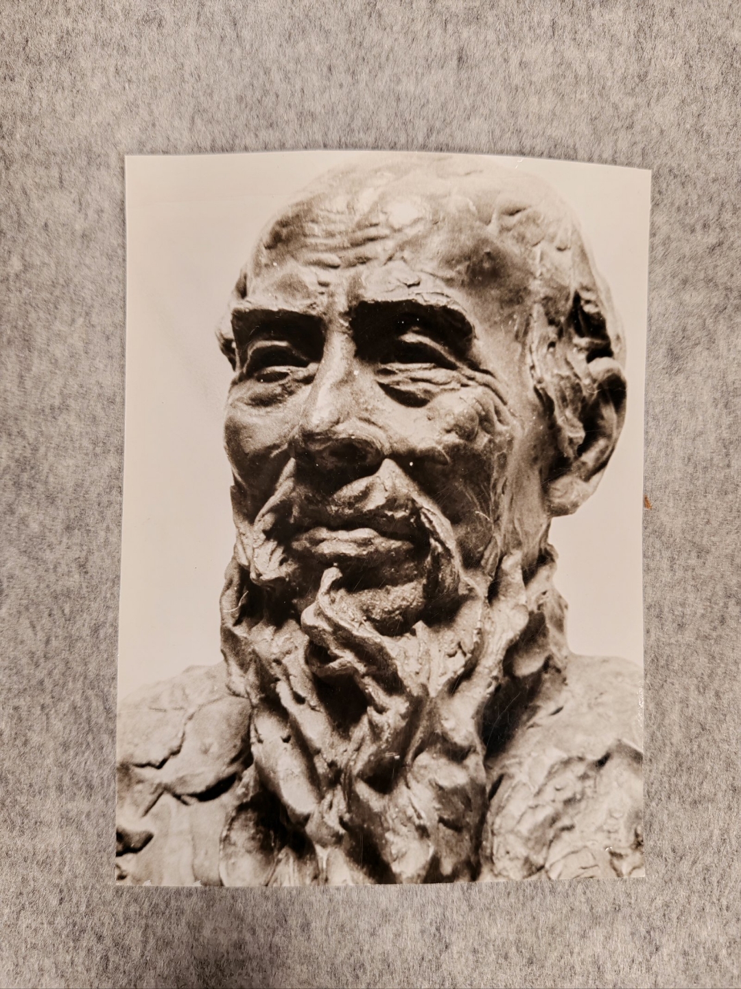 照片:1983年,著名雕塑家张充仁签赠齐良芷齐白石塑像照片