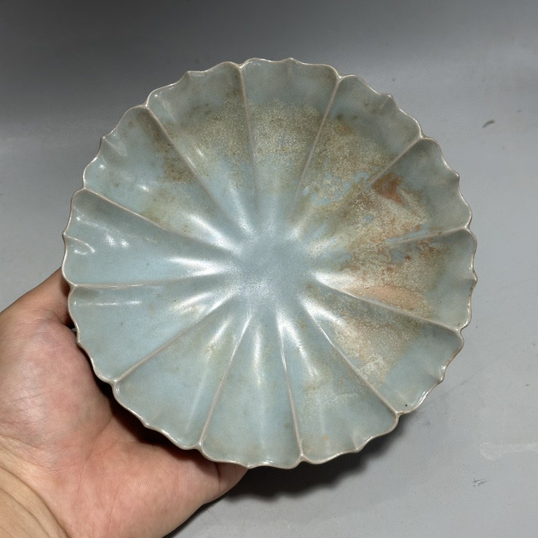 宋代官窑花口盘,口径5.3,高3#高古瓷# #稀有极品瓷器# #古董古玩收藏