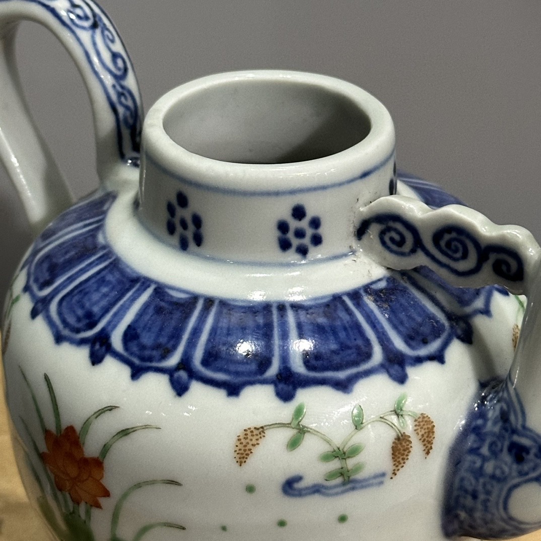 明代宣德青花五彩莲池鸳鸯纹执壶,高度17.