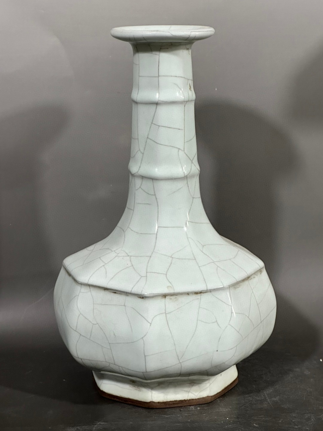 宋代官窑月牙白釉八菱瓶,高26#稀有极品瓷器# #老窑瓷# #高古瓷