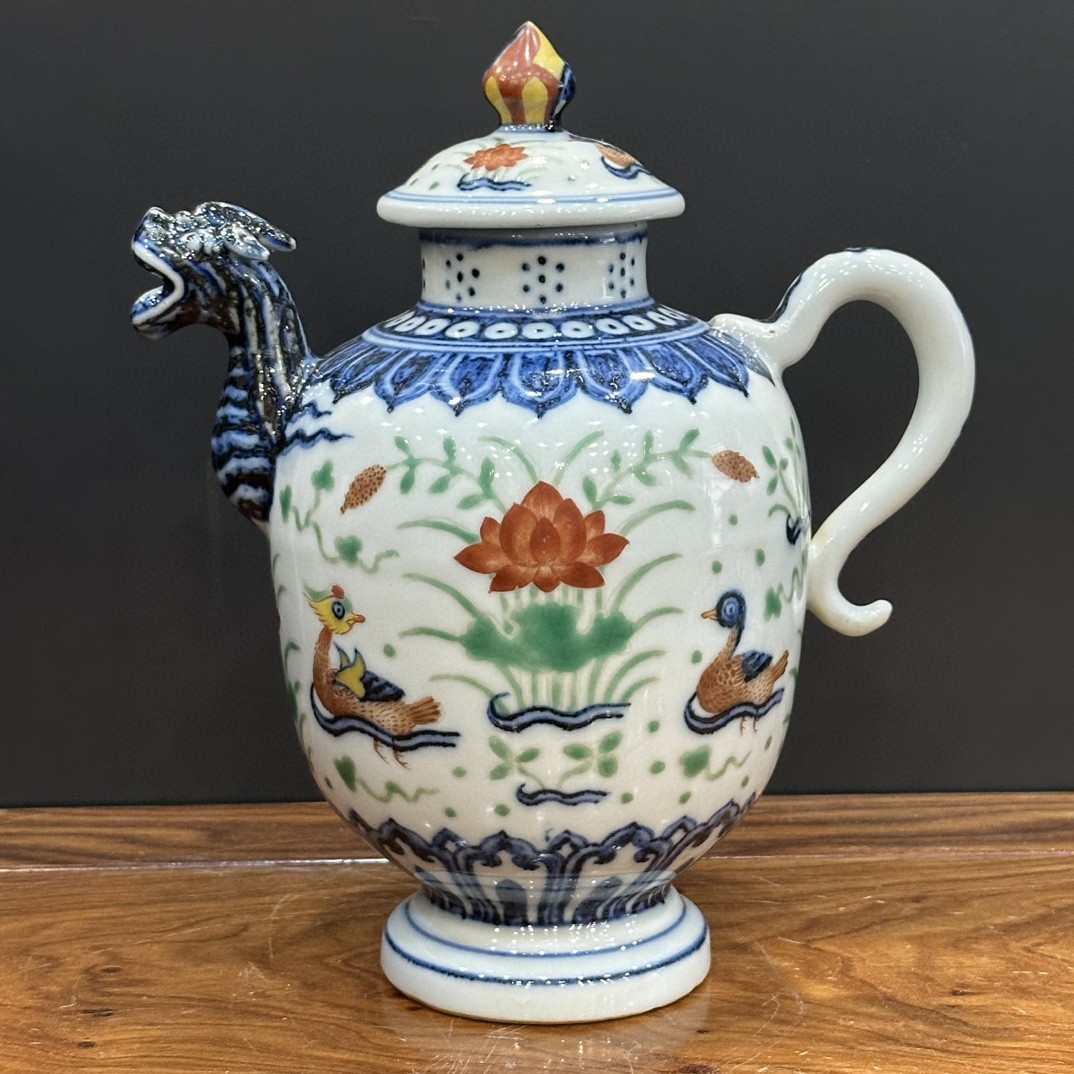 明代宣德青花五彩莲瓷鸳鸯纹兽头执壶,高20.