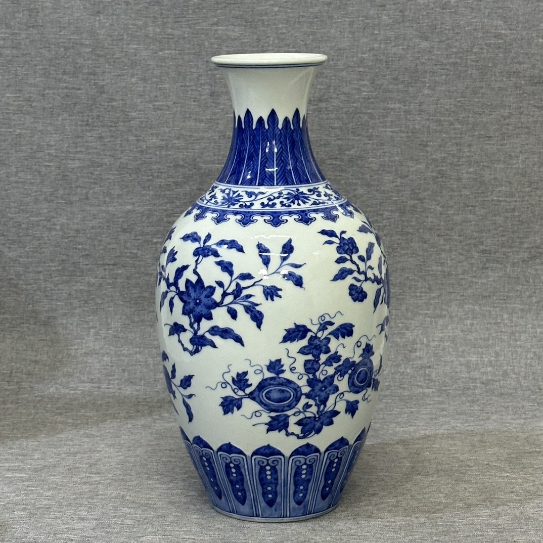 清代雍正青花瑞果纹橄榄瓶,高30.