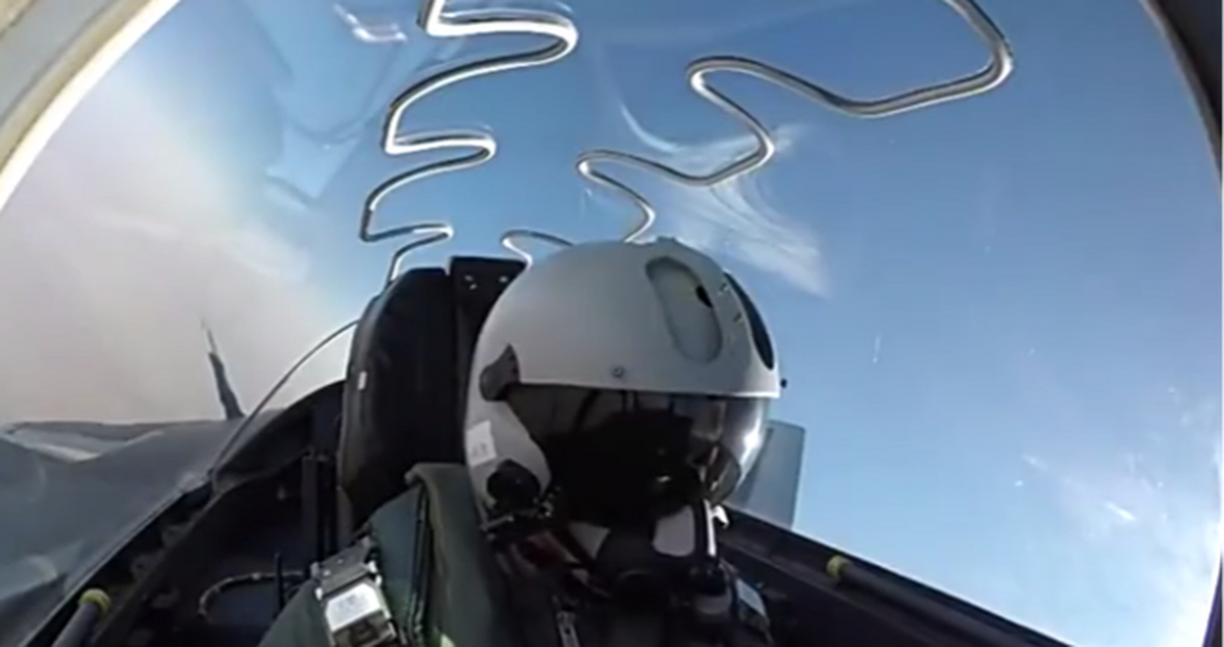 "歼-20"最科幻的头盔显示器,真正实现没有死角,配备最先进头盔,飞行