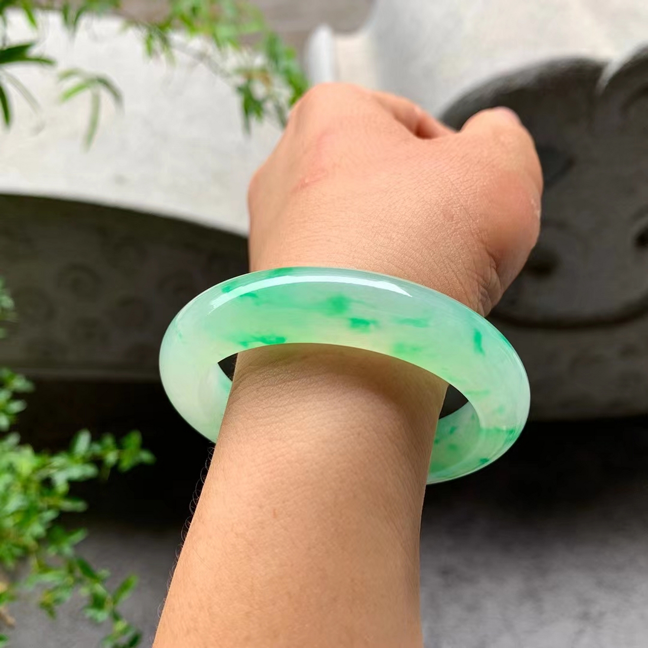 【客定分享】高冰底色飘阳绿镯,品质水润,静谧之中有灵动之美,整体