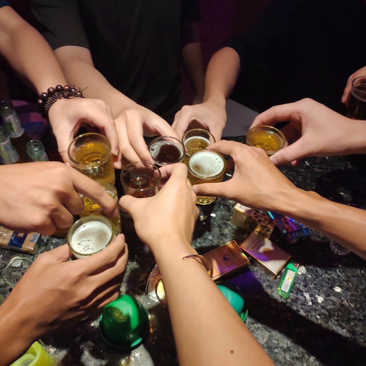 今天和几个哥们聚会,40来岁中年男人总结一句话:"兄弟归兄弟,感情归