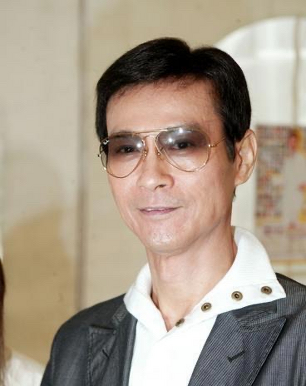 港媒报道:现年76岁香港演员郑少秋长女郑安仪在美南加州自杀身亡!