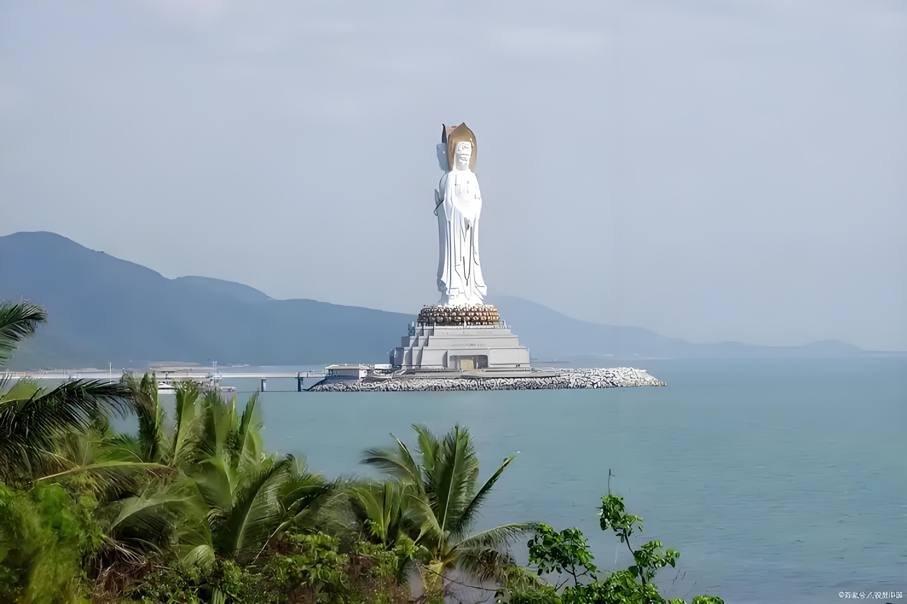 三亚,是一座风光旖旎的热带海滨城市,被誉为"东方夏威夷"