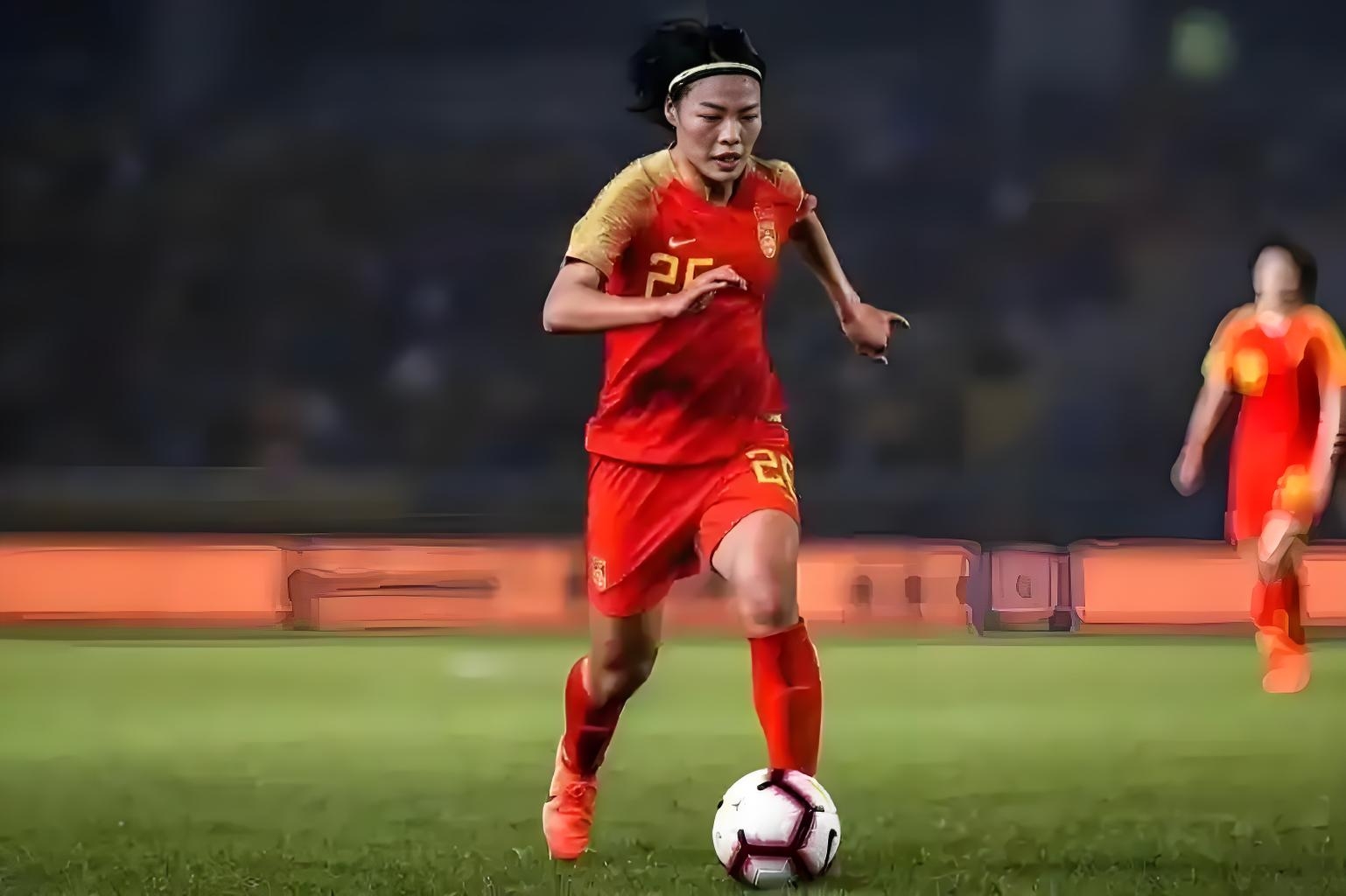 九游体育登录-某女足球员月薪仅5000元，待遇引争议的简单介绍