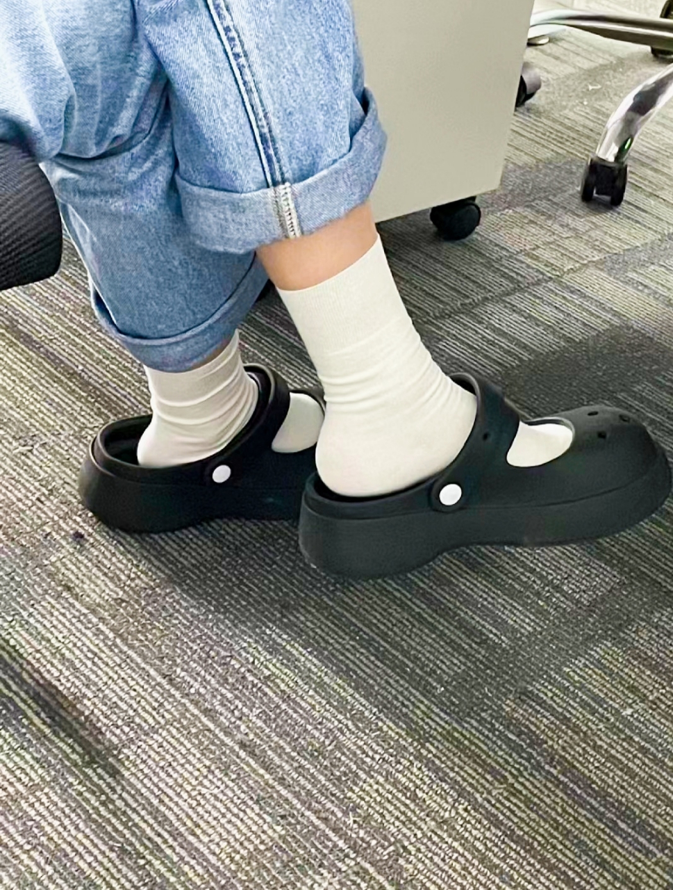 渐龄学院风 今天偷摸穿洞洞鞋来上班,搭配上奶呼呼的白袜子,可以伪装