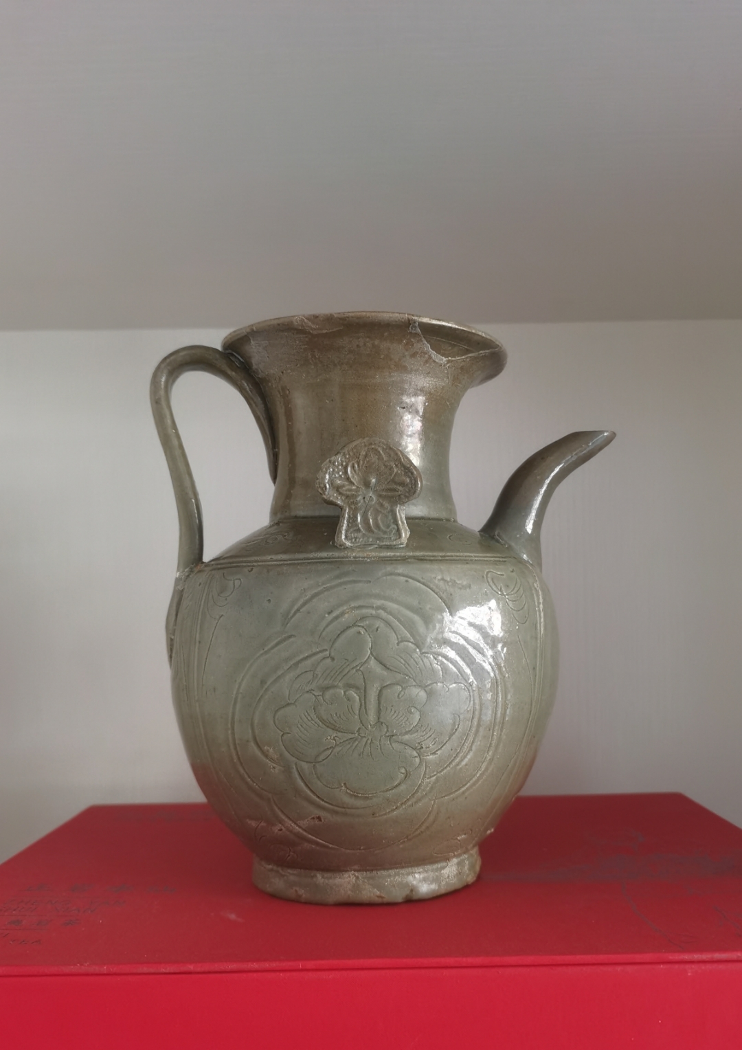 五代十国越窑暗刻花执壶