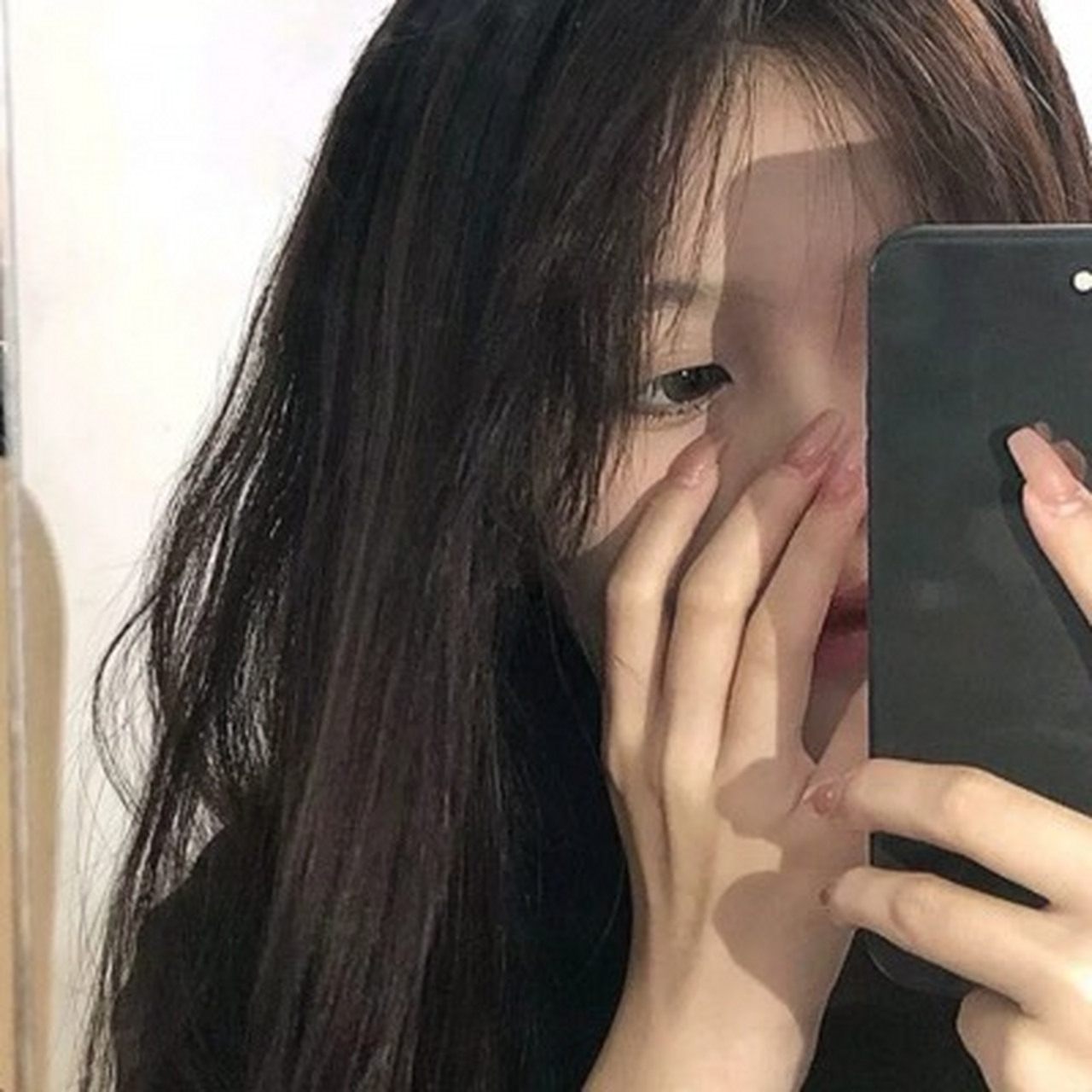 手机遮脸女生头像