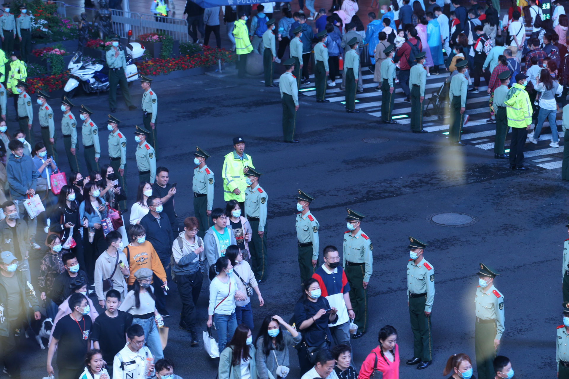 话说上海南京路步行街一直是热门的打卡地,这次五一假期,它又有