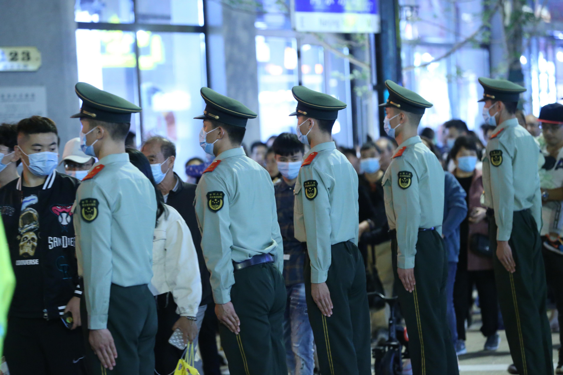 上海武警拉链式人墙上线  五一假期狂欢!