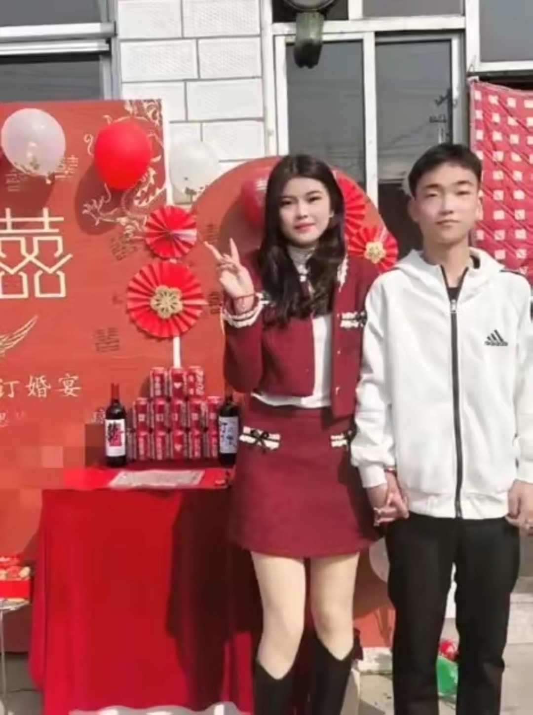 订婚宴,男的看起来像个孩子