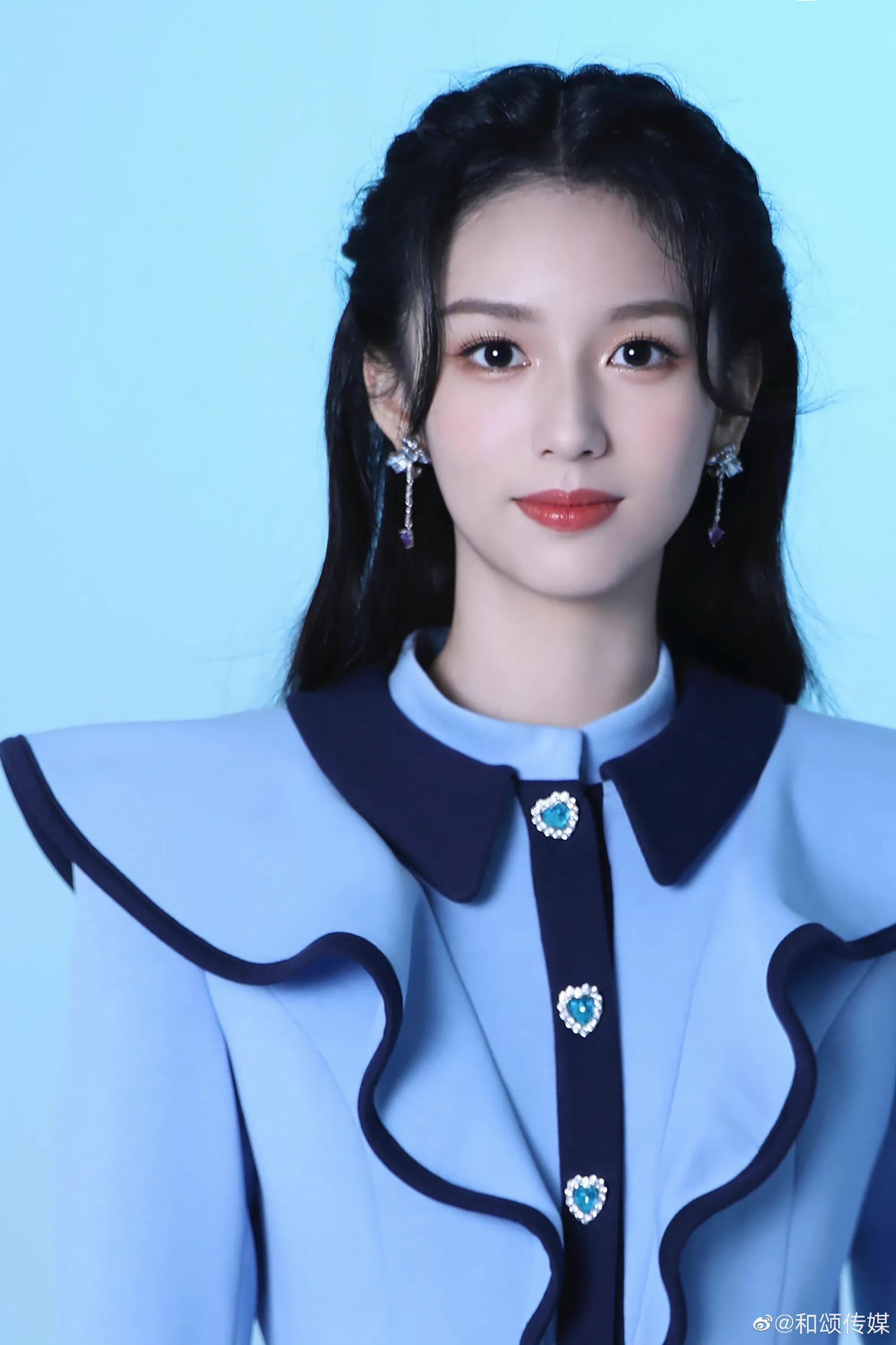 周也,彭昱畅主演的电影《云边有个小卖部》定档6月22日,这部电影是