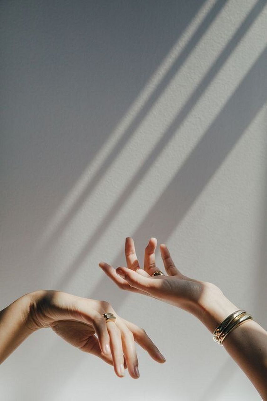 光影手部 676767绘画素材 展示出手部的细腻纹理和光影效果,为