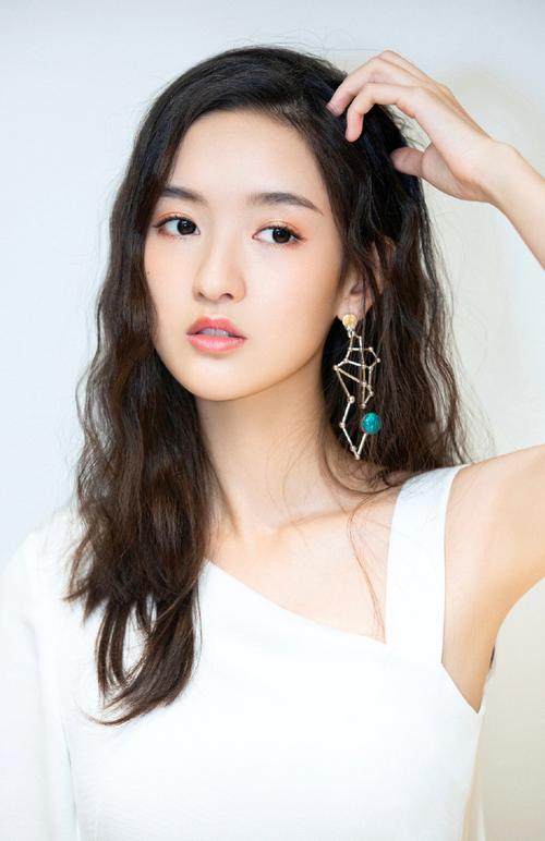 王玉雯《断崖之恋》热播,断崖式失恋引观众共鸣,情感成长震撼人心  在