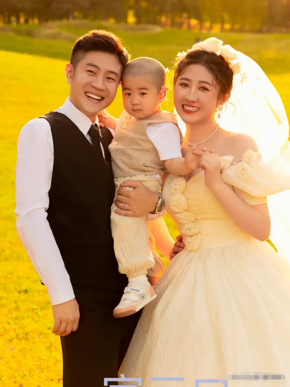 2月1日,王亮媳妇刘晓楠在社交平台发布视频,并留言:从2017 年相识相爱