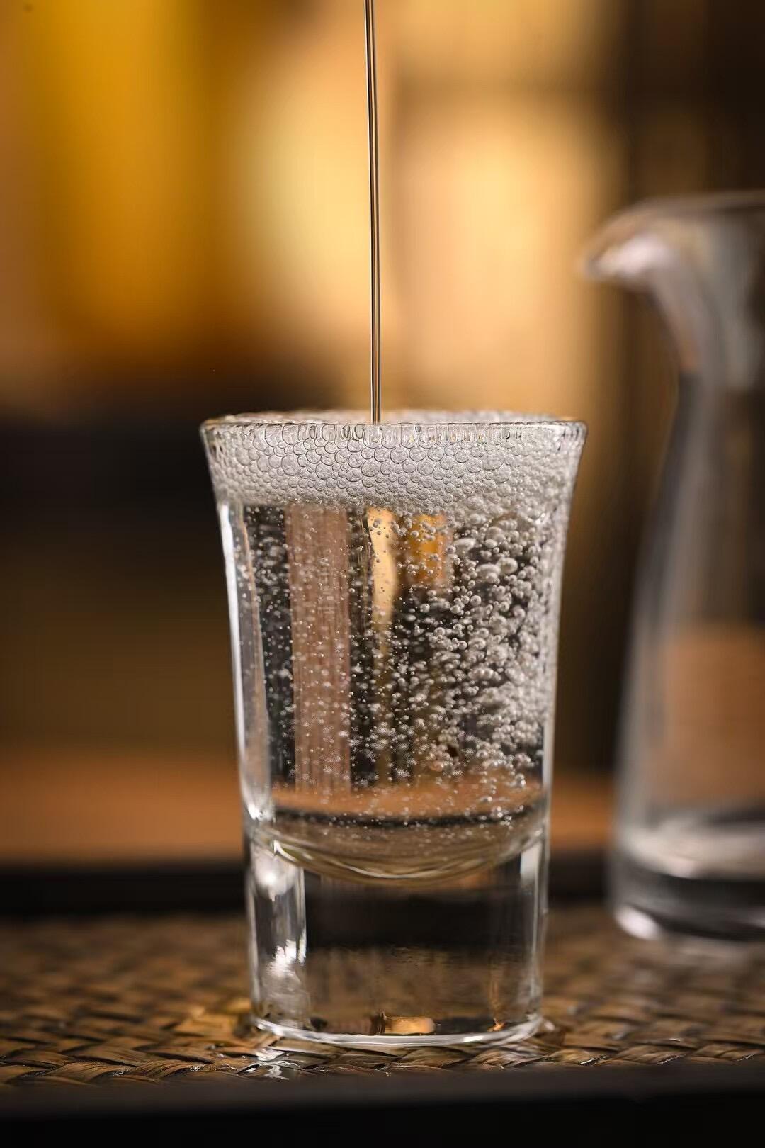 倒酒的瞬间,星河倾泻 绵密酒花轻绽,诉说岁月沉淀的故事 层层叠叠