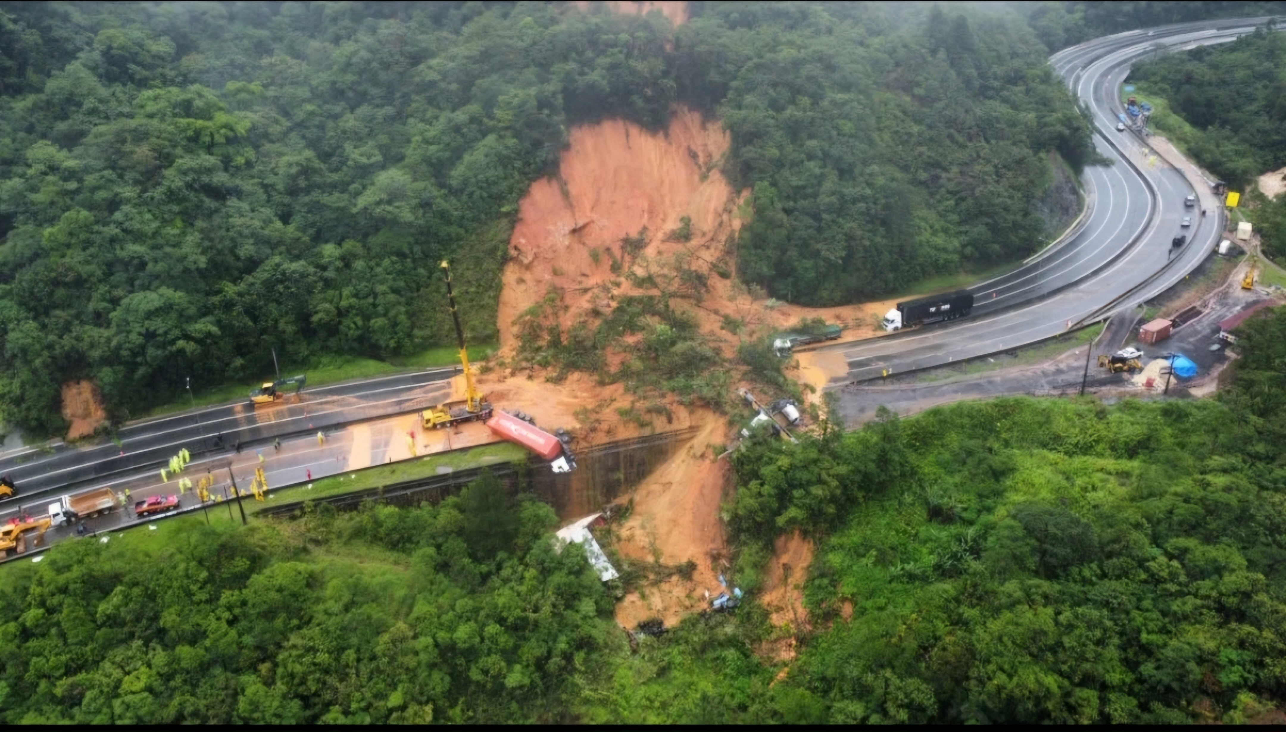 地震滑坡图片