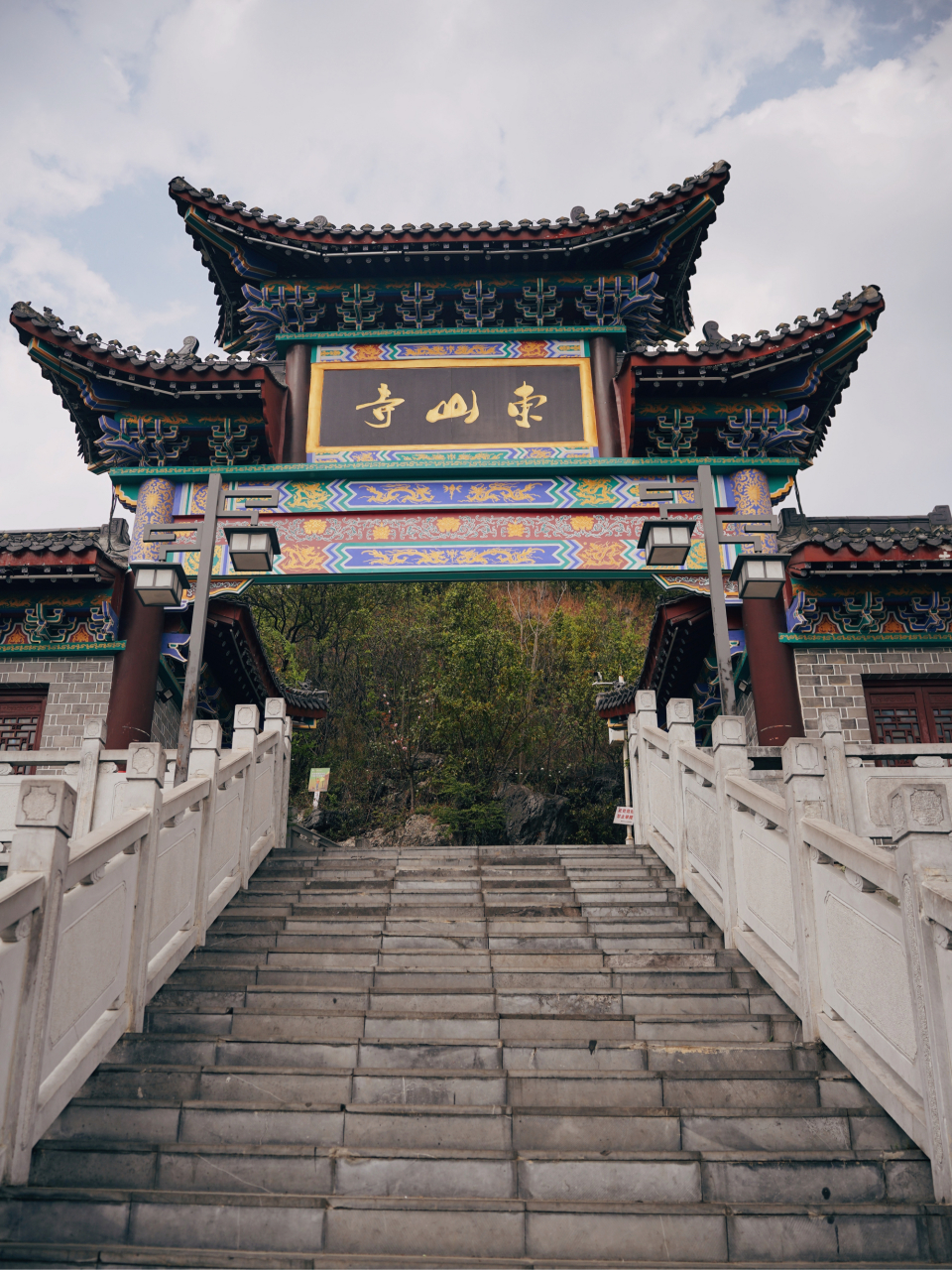 东山寺可以俯瞰贵阳城市风光,也是拍日出日落和夜景的好地方.