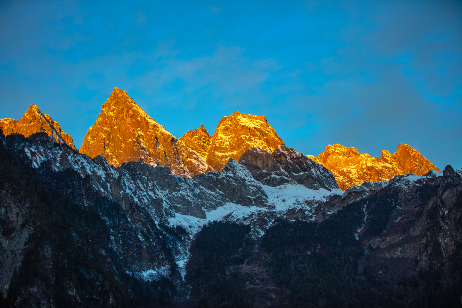可以坐动车游香格里拉啦 在迪庆香格里拉,有一座雄伟的雪山:格宗雪 