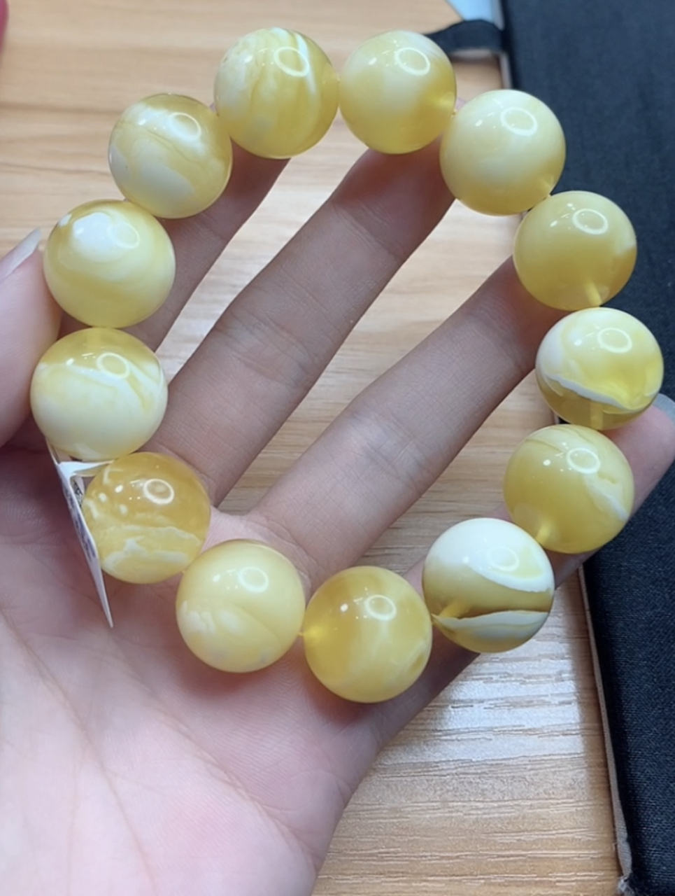 大家帮忙看看,刚入手的金瓷白蜜蜡手串…值得入手吗6888,谢谢大家