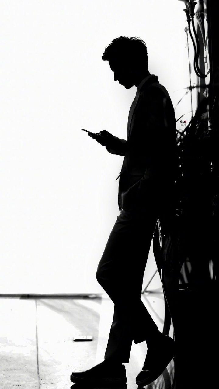 全世界最好的肖战# 黑白剪影,挺拔身姿!